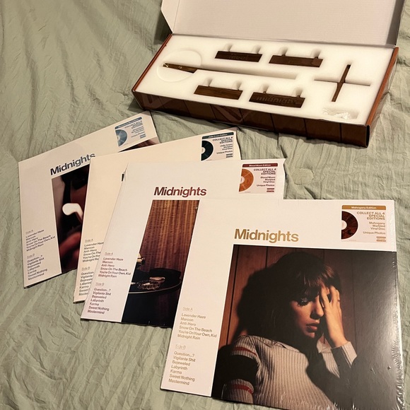 Taylor Swift Midnights Clock and Vinyl set - Picture 4 of 9